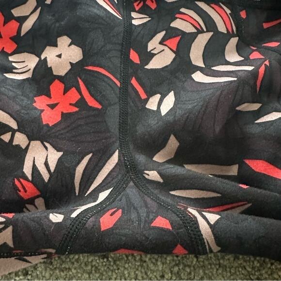 Sweaty Betty Geo Floral and Black Reversible Leggings - Picture 5 of 6